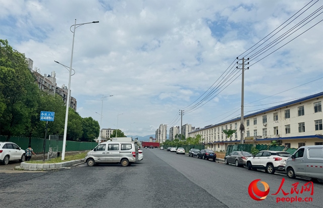 麗水佳園小區(qū)入口外及長富大道上停滿了車輛。人民網(wǎng)記者 邱燁攝