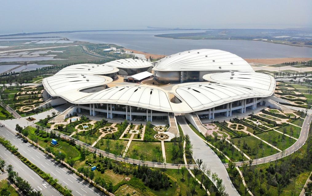 位于中國(guó)—上海合作組織地方經(jīng)貿(mào)合作示范區(qū)的青島·上合之珠國(guó)際博覽中心（2024年7月18日攝，無人機(jī)照片）。新華社記者李紫恒攝