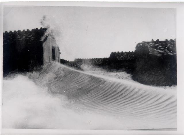 昔日的東山島風沙掩埋部分村民村舍（資料照片）。