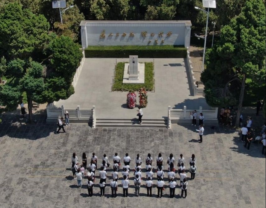 2021年6月24日，參觀者在位于河南省蘭考縣的焦裕祿紀念園瞻仰焦裕祿烈士墓（無人機照片）。新華社記者 李安 攝