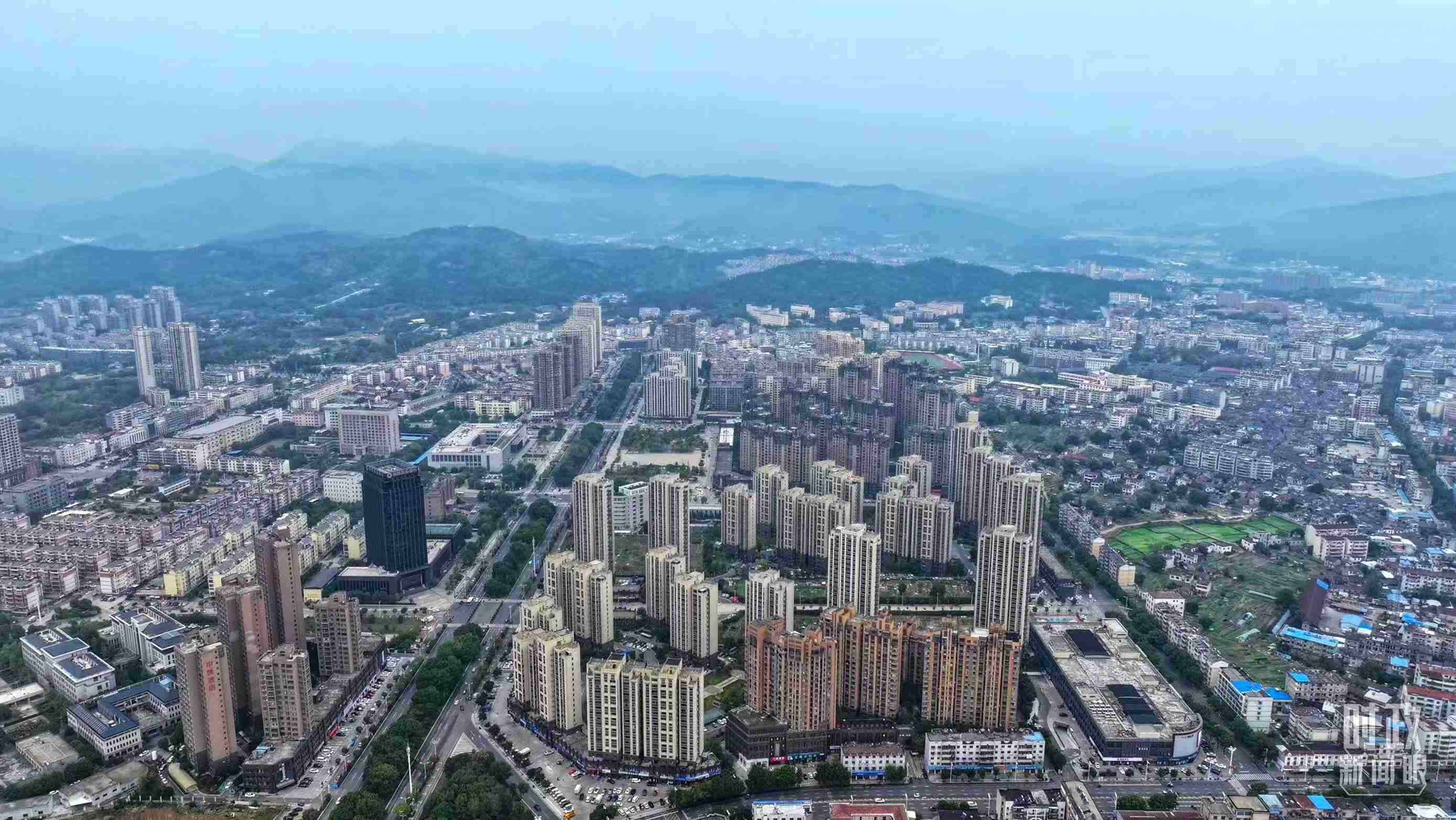 △俯瞰桐城市。（總臺(tái)記者葛啟文拍攝）