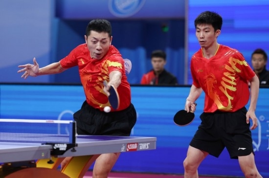 10月18日，上海隊(duì)組合許昕（左）/周愷在雙打比賽中。他們3:0戰(zhàn)勝福建隊(duì)組合曾蓓勛/陳俊菘。新華社記者 王楷焱 攝