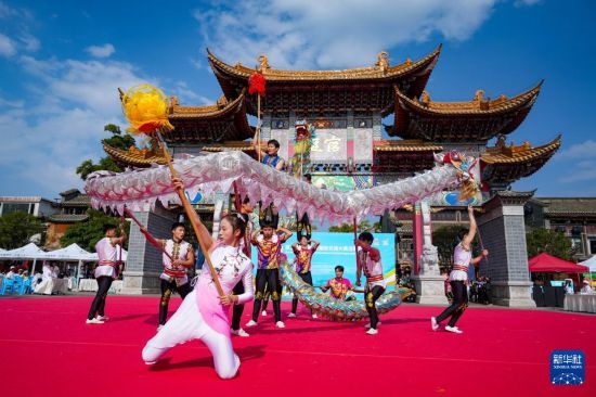 10月19日，四川師范大學(xué)舞龍隊在傳統(tǒng)舞龍項目中比賽，最終他們獲得該項目銀獎。