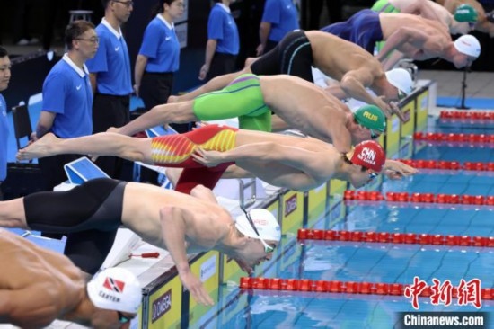10月19日晚，2024年世界泳聯(lián)游泳世界杯上海站結(jié)束第二個比賽日的爭奪。圖為中國選手潘展樂(左三)在男子100米自由泳決賽中。 中新社記者 湯彥俊 攝