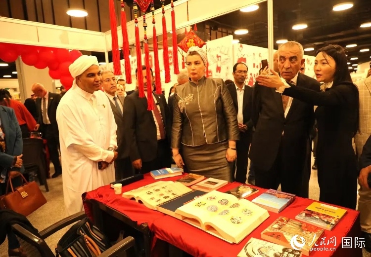 第二十三屆約旦安曼國際書展于10月10日至19日在約旦展覽中心舉行，約旦政府和民間各界人士在中國展臺(tái)翻閱圖書，熱烈交流互動(dòng)，感受中華文化之美。人民網(wǎng)記者 李瀟攝