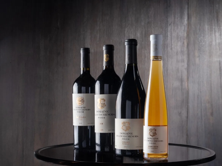 活動現(xiàn)場推介了懷來中法莊園珍藏馬瑟蘭干紅、小芒森甜白等優(yōu)質葡萄酒。主辦方供圖