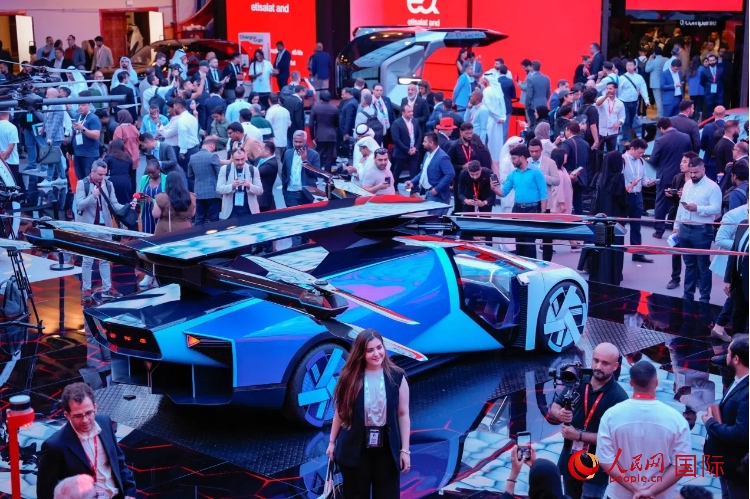 小鵬匯天陸空一體式飛行汽車備受關注。人民網(wǎng) 塔里克·易卜拉欣攝