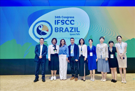 百雀羚集團(tuán)高層與研發(fā)團(tuán)隊。受訪方供圖