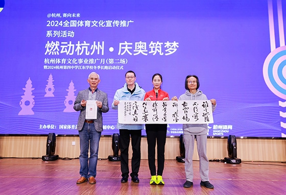 王麗萍與藝術(shù)家們共同創(chuàng)作主題作品。主辦方供圖