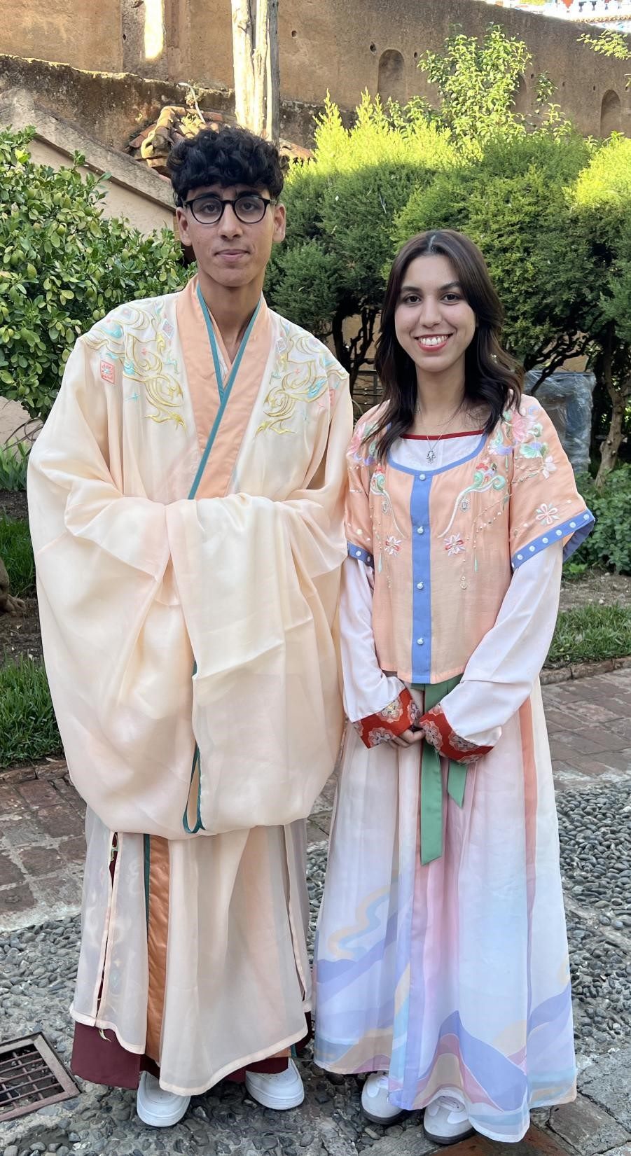 兩位青年試穿中國古代服裝。拉巴特中國文化中心供圖