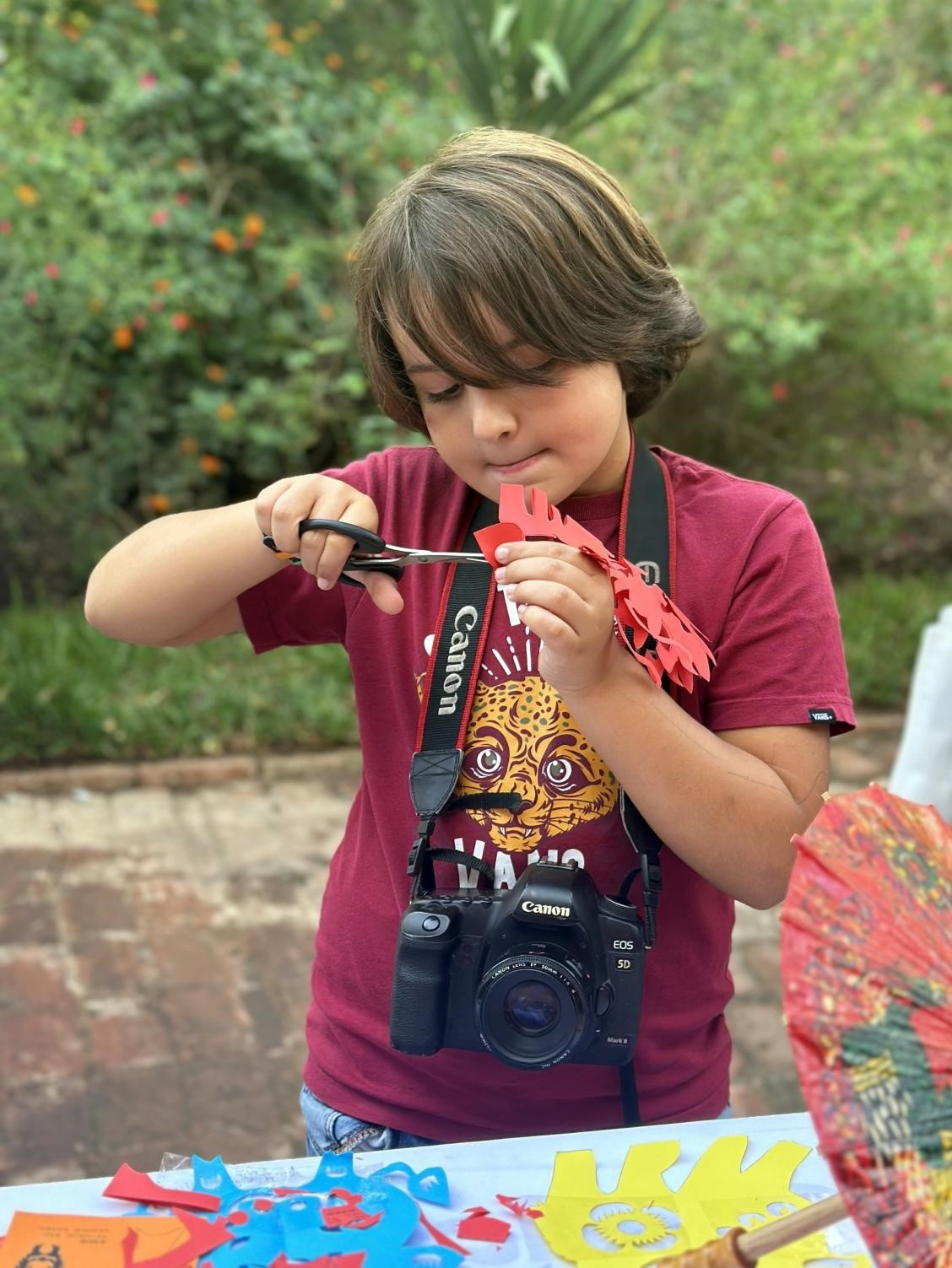 專心致志學(xué)剪紙。拉巴特中國文化中心供圖