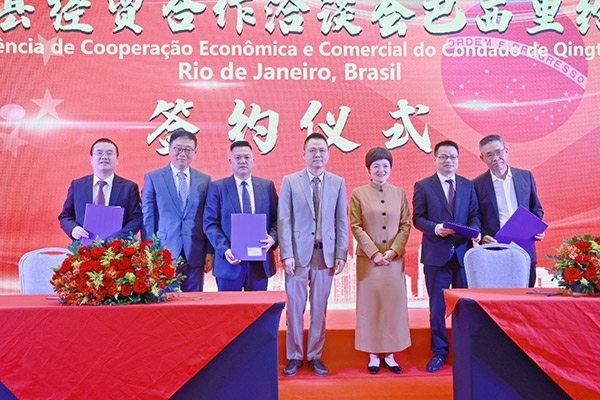 企業(yè)家在活動現(xiàn)場參與項目簽約儀式。人民網(wǎng)記者 陳海琪攝