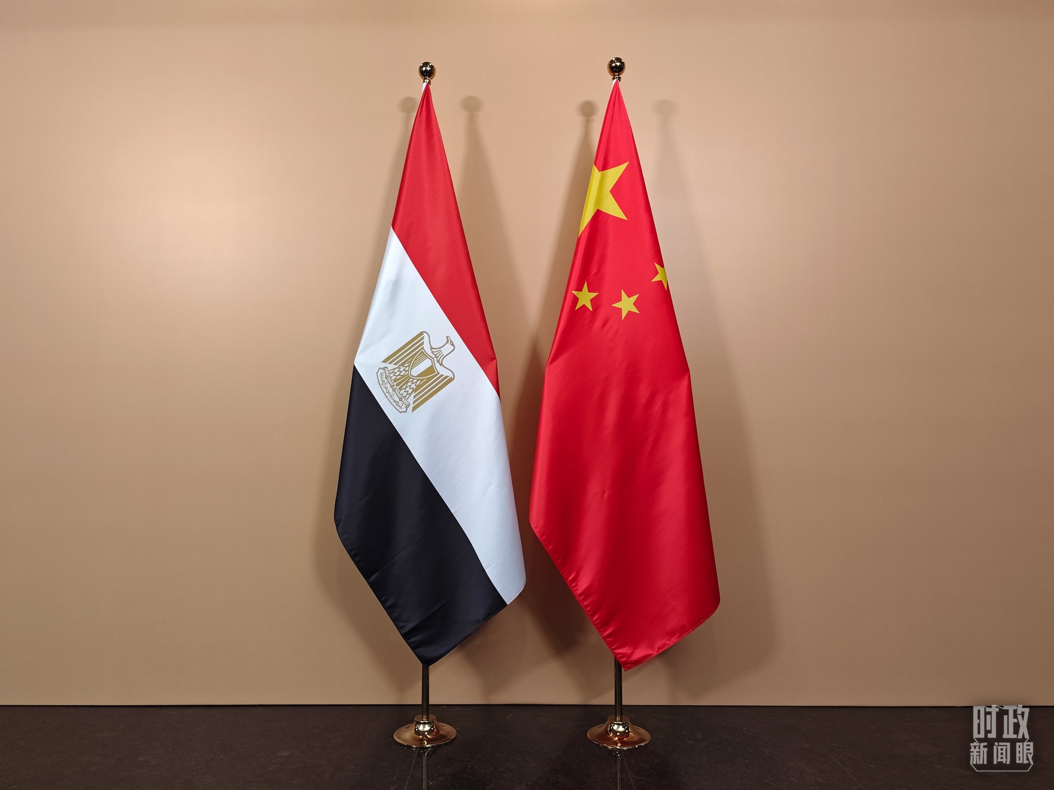 △ 會見廳外的中國埃及兩國國旗。（總臺央視記者彭漢明拍攝）