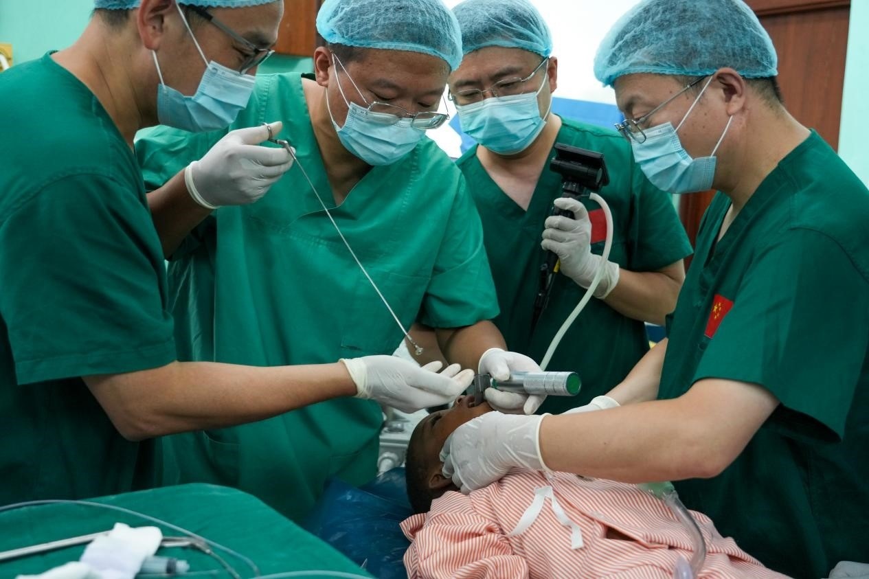 引起患兒窒息的異物被成功取出。中國(guó)援桑醫(yī)療隊(duì)供圖