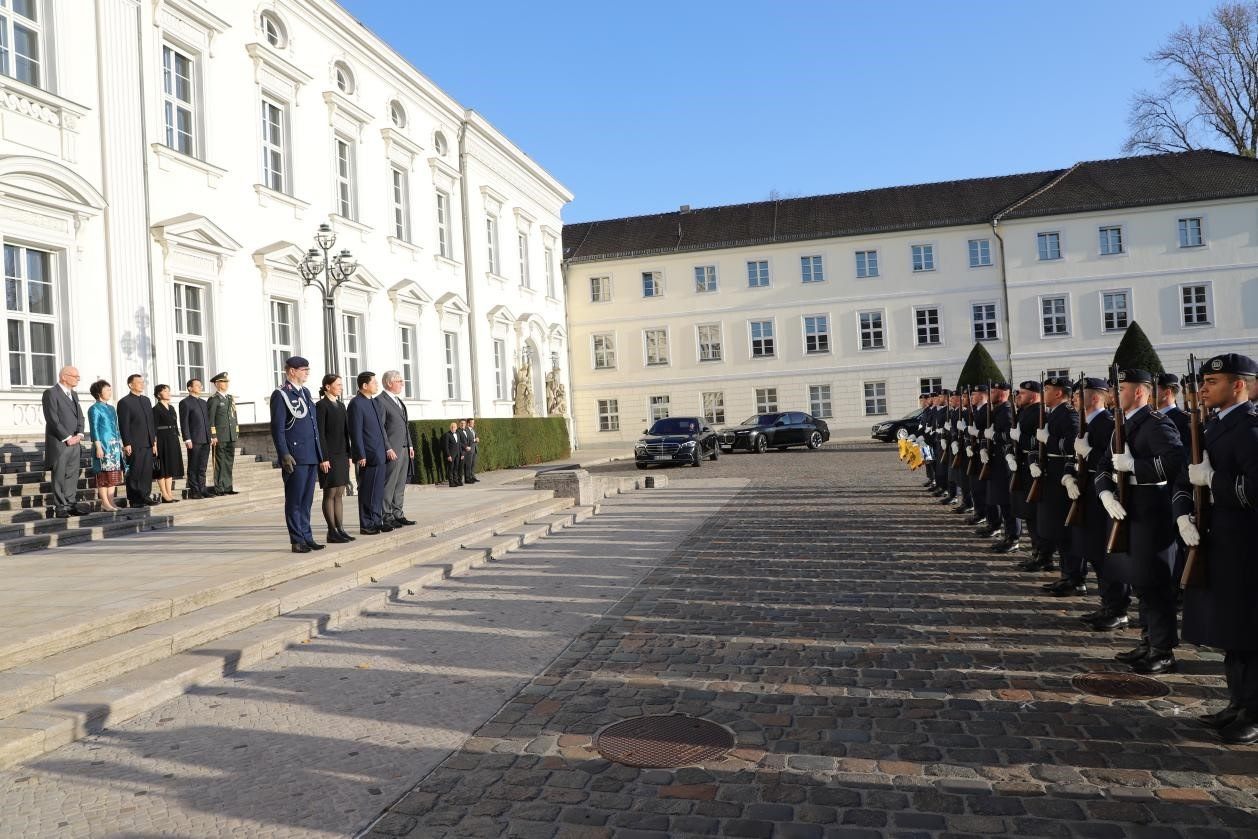 新任中國(guó)駐德國(guó)大使鄧洪波向德國(guó)總統(tǒng)施泰因邁爾遞交國(guó)書(shū)。中國(guó)駐德國(guó)大使館供圖