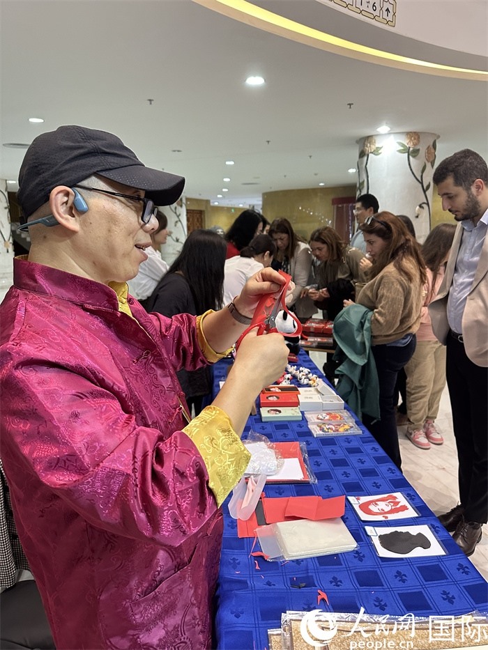 中國傳統(tǒng)非物質(zhì)文化遺產(chǎn)傳承人展示技藝 。人民網(wǎng)記者 郝瑞敏攝