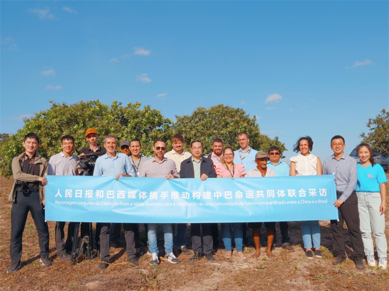 當(dāng)?shù)貢r(shí)間10月24日至25日，人民日?qǐng)?bào)社攜手巴西主流媒體在巴西東北部北里奧格蘭德州開展聯(lián)合采訪，拉開了以“攜手推動(dòng)構(gòu)建中巴命運(yùn)共同體”為主題的人民日?qǐng)?bào)和巴西媒體聯(lián)合采訪序幕。圖為參加聯(lián)合采訪的中巴兩國(guó)記者與受益于中國(guó)企業(yè)扶貧項(xiàng)目的若昂卡馬拉市民眾合影。 人民日?qǐng)?bào)和巴西媒體聯(lián)合采訪團(tuán)供圖