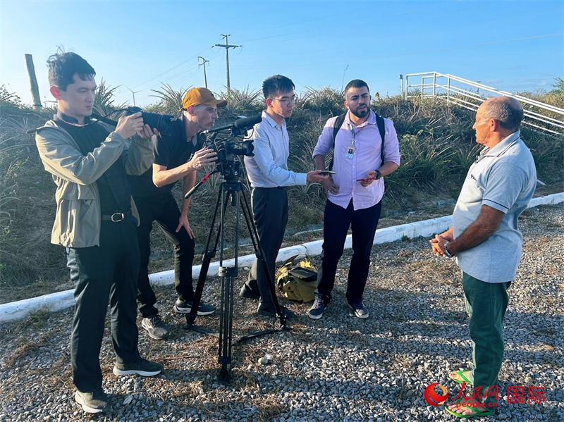 聯(lián)合采訪團(tuán)正在采訪因苦咸水淡化項(xiàng)目受益的當(dāng)?shù)孛癖姟Ｈ嗣窬W(wǎng)記者 陳一鳴攝