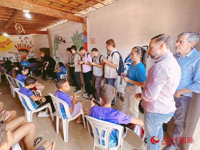  受益于中國(guó)企業(yè)的“青少年成長(zhǎng)”項(xiàng)目，700多名當(dāng)?shù)厍嗌倌甑囊魳泛妥闱驂?mèng)想插上了翅膀。圖為聯(lián)合采訪團(tuán)正在采訪參加音樂培訓(xùn)的孩子們。 人民網(wǎng)記者 陳一鳴攝