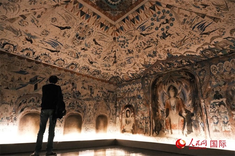 觀眾仿佛置身于數(shù)字復(fù)原的敦煌第285窟。人民網(wǎng)記者 尚凱元攝 