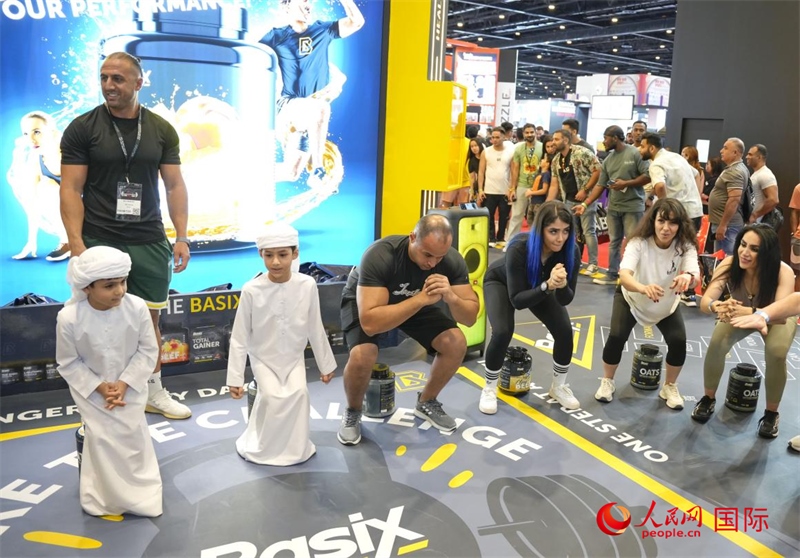 觀眾參加“蹲馬步”比賽。人民網(wǎng)中東中心分社塔里克·易卜拉欣攝