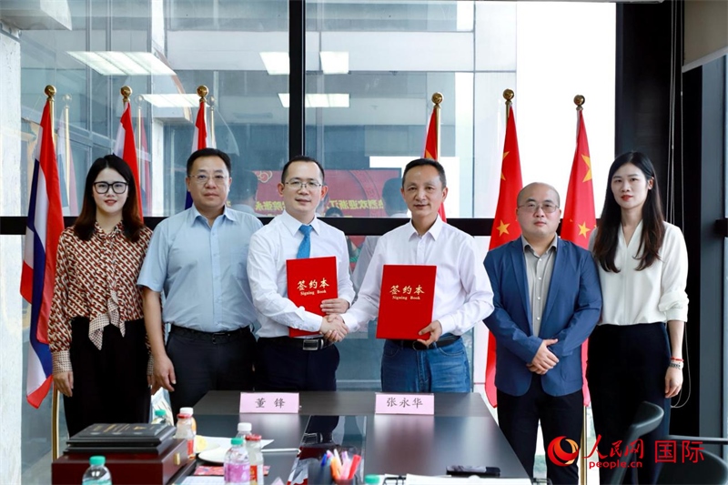 會談現(xiàn)場。左三為泰中僑商聯(lián)合會副主席董峰；右三為浙江大學(xué)光華法學(xué)院黨委書記張永華。人民網(wǎng)記者 簡承淵攝