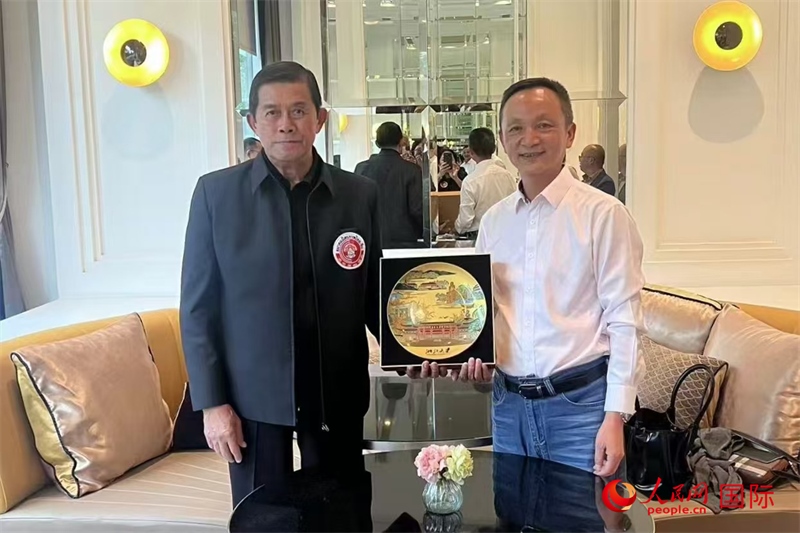 泰中友好協(xié)會會長、泰國前副總理功·塔帕朗西（左一）會見浙大團組一行。人民網(wǎng)記者 簡承淵攝