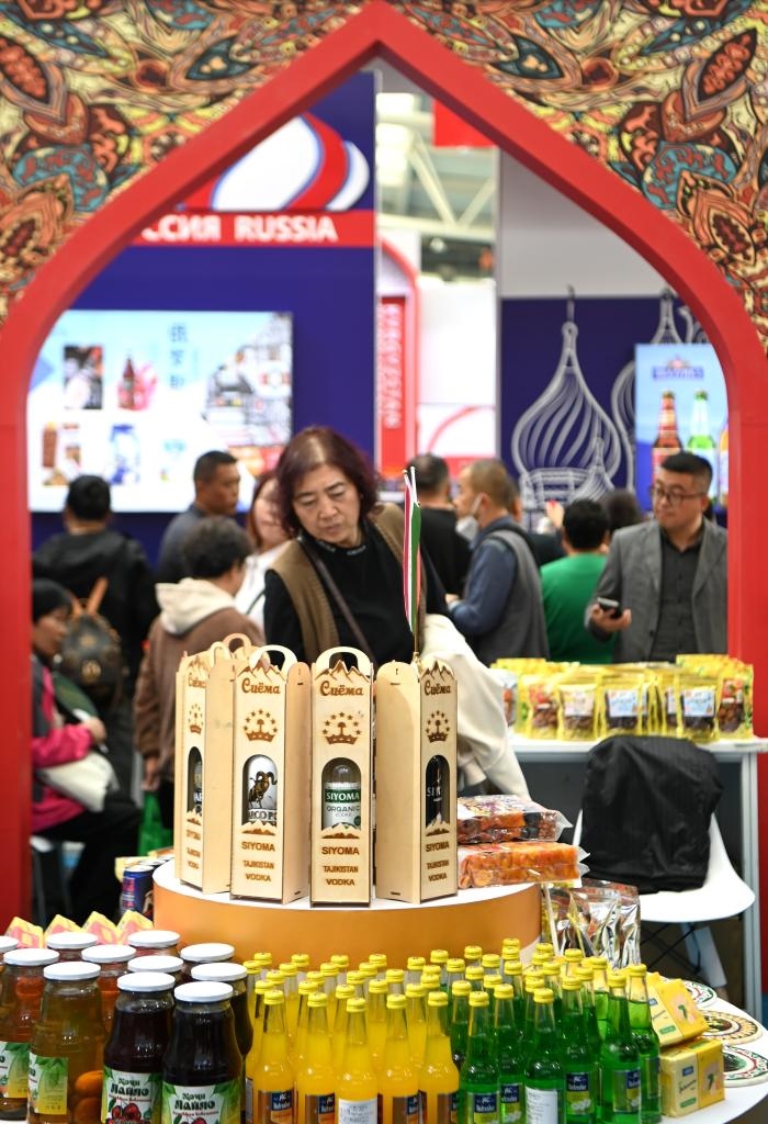 10月25日，觀眾在楊凌農高會上合組織國家農業(yè)展區(qū)了解農產品。新華社記者 鄒競一 攝