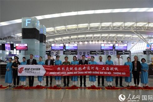 中國(guó)駐越南大使館經(jīng)商處參贊李振民等兩國(guó)嘉賓為儀式剪彩。 人民網(wǎng)記者 楊曄攝