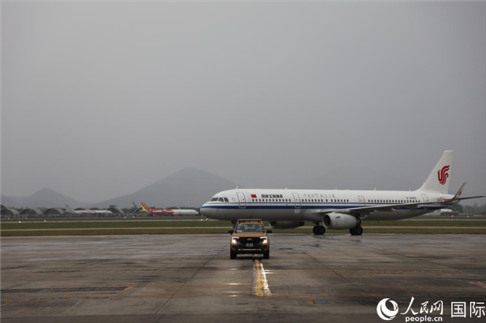 國(guó)航上海——河內(nèi)首班飛機(jī)抵達(dá)河內(nèi)內(nèi)排機(jī)場(chǎng)。人民網(wǎng)記者 楊曄攝