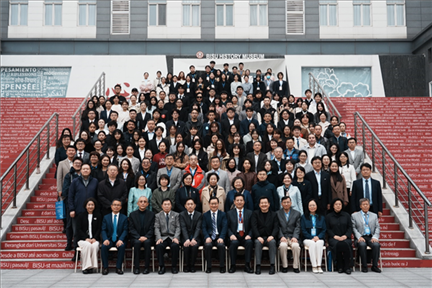 與會(huì)人員集體合影。主辦方供圖