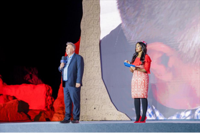 丹尼（左一）在“何以中國·五星出東方”網(wǎng)絡(luò)主題宣傳活動(dòng)現(xiàn)場演講。人民視頻供圖