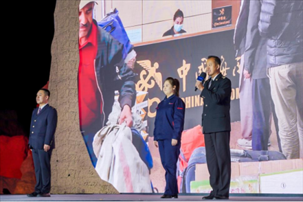 張曉波（右一）在“何以中國(guó)·五星出東方”網(wǎng)絡(luò)主題宣傳活動(dòng)現(xiàn)場(chǎng)演講。人民視頻供圖