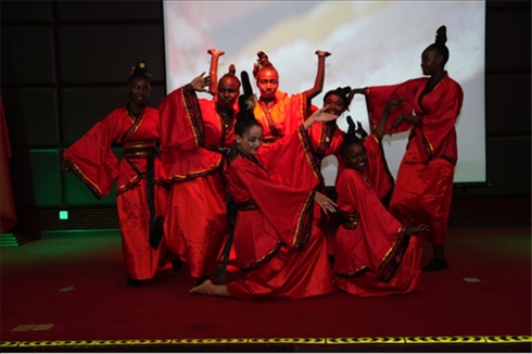 孔子學(xué)院的學(xué)生表演中國(guó)舞《昭君出塞》。主辦方供圖