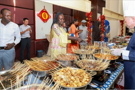 四川麻辣燙也是最愛(ài)乍得朋友們青睞的美食。主辦方供圖