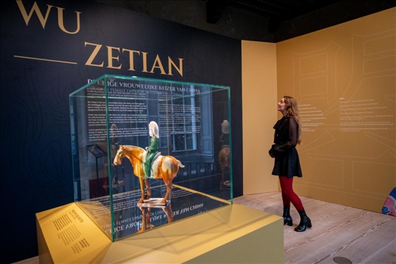 圖為觀眾在參觀“一代女皇武則天展”。（中華人民共和國駐荷蘭王國大使館供圖）