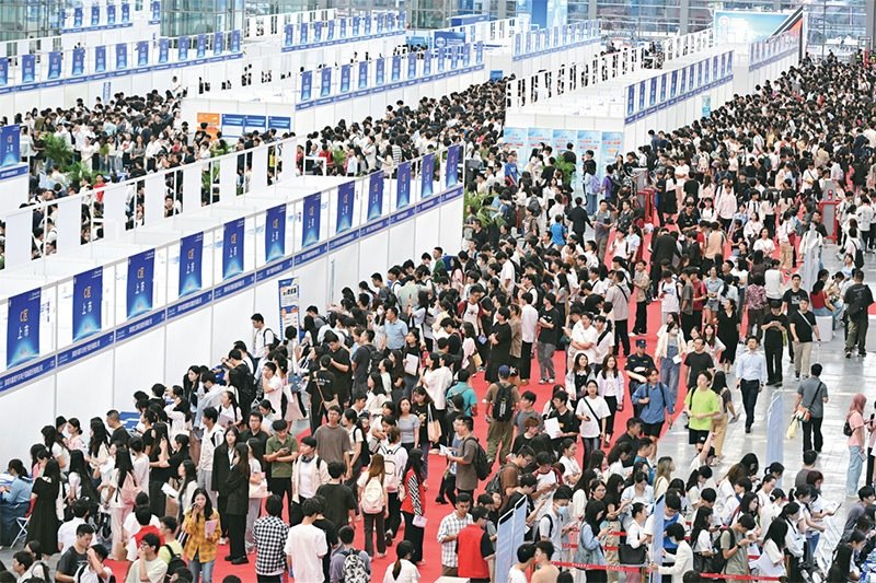 2024年10月12日，第28屆全國(guó)高校畢業(yè)生秋季就業(yè)雙選會(huì)在深圳會(huì)展中心舉辦。圖為雙選會(huì)現(xiàn)場(chǎng)。 中新社記者 陳文/攝