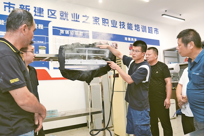 黨的二十屆三中全會(huì)強(qiáng)調(diào)，要健全終身職業(yè)技能培訓(xùn)制度。圖為2024年9月12日一位老師在給學(xué)員進(jìn)行家電清洗技術(shù)培訓(xùn)。 新華社記者 萬象/攝