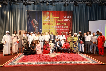 選手、評委、組委會工作人員共同與頒獎嘉賓合影。中國石油非洲公司供圖