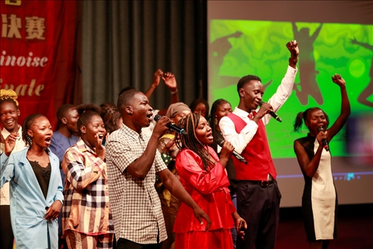 孔子學院的同學們演唱中文歌曲《明天會更好》。中國石油非洲公司供圖