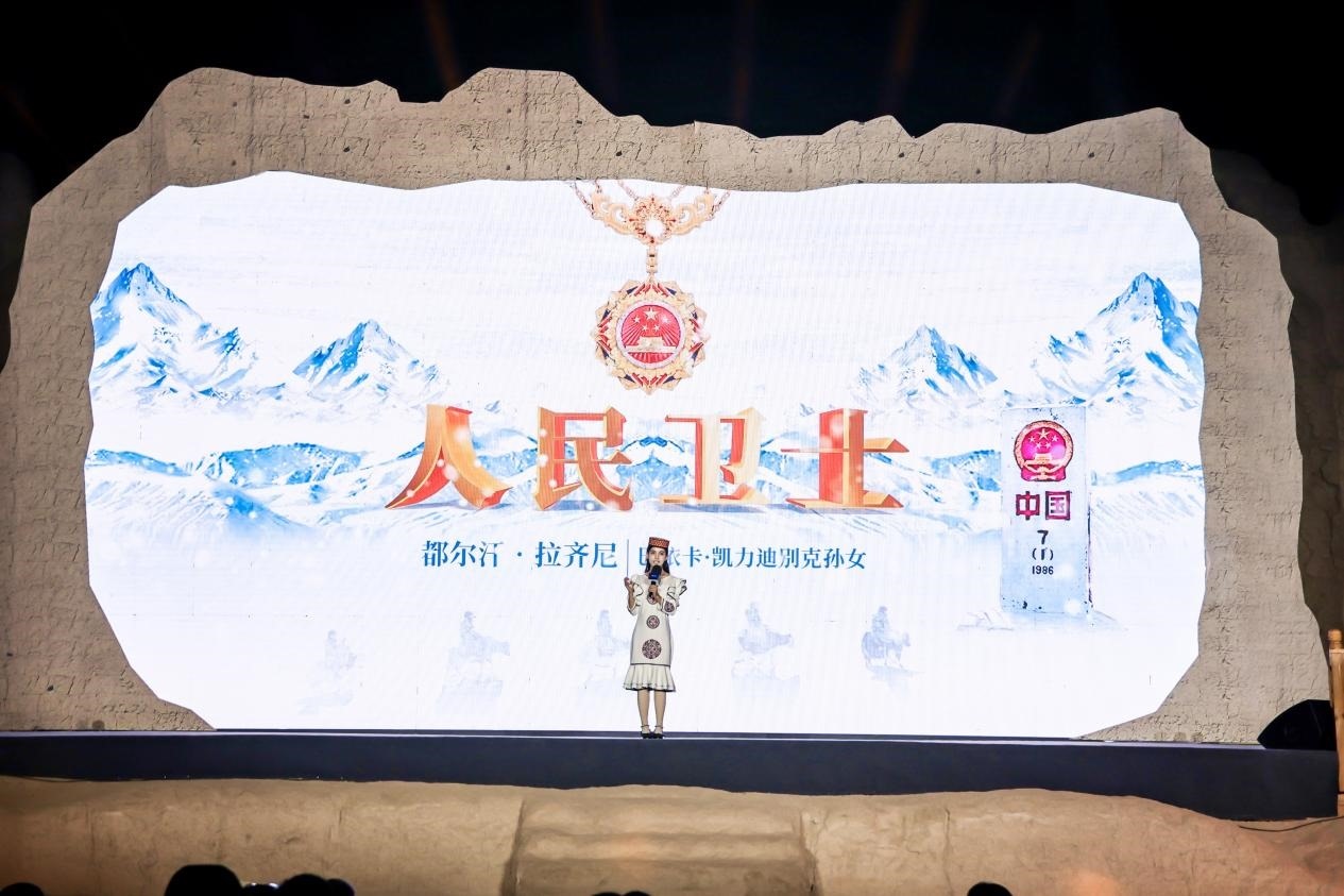 都爾汗·拉齊尼在“何以中國(guó)·五星出東方”網(wǎng)絡(luò)主題宣傳活動(dòng)現(xiàn)場(chǎng)演講。人民視頻供圖