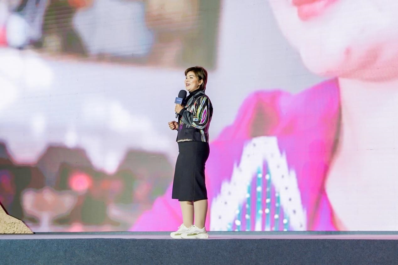 如克亞木·麥提賽地在“何以中國(guó)·五星出東方”網(wǎng)絡(luò)主題宣傳活動(dòng)現(xiàn)場(chǎng)演講。人民視頻供圖