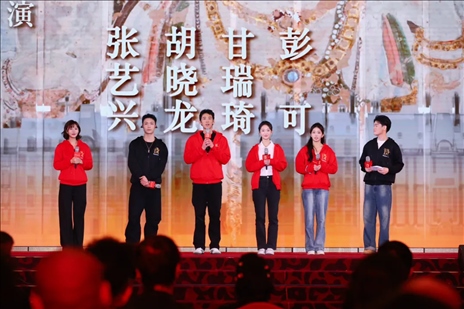 《受到召喚·敦煌》眾演員與現(xiàn)場觀眾互動交流。主辦方供圖