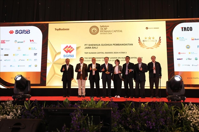 國(guó)能印尼爪哇發(fā)電公司董事長(zhǎng)趙志剛（左四）與其他獲獎(jiǎng)?wù)吆嫌?。?guó)能印尼爪哇發(fā)電公司供圖