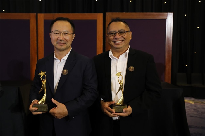 趙志剛與多迪獲獎(jiǎng)后合影。國(guó)能印尼爪哇發(fā)電公司供圖