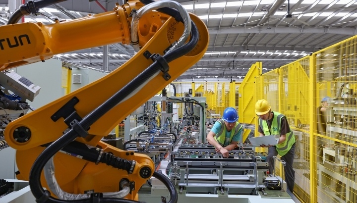 江蘇昆山，智能生產線上人機協(xié)同作業(yè)