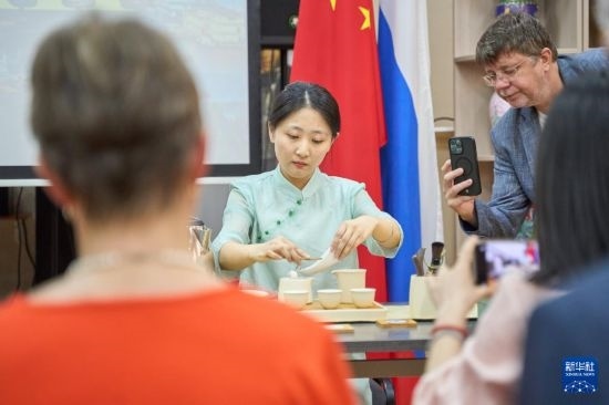 這是11月2日在俄羅斯符拉迪沃斯托克的活動現(xiàn)場拍攝的茶藝表演。新華社發(fā)（郭飛洲攝）