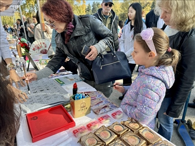 活動(dòng)現(xiàn)場(chǎng)外賓體驗(yàn)中國(guó)書(shū)法。 中國(guó)駐保加利亞大使館供圖。