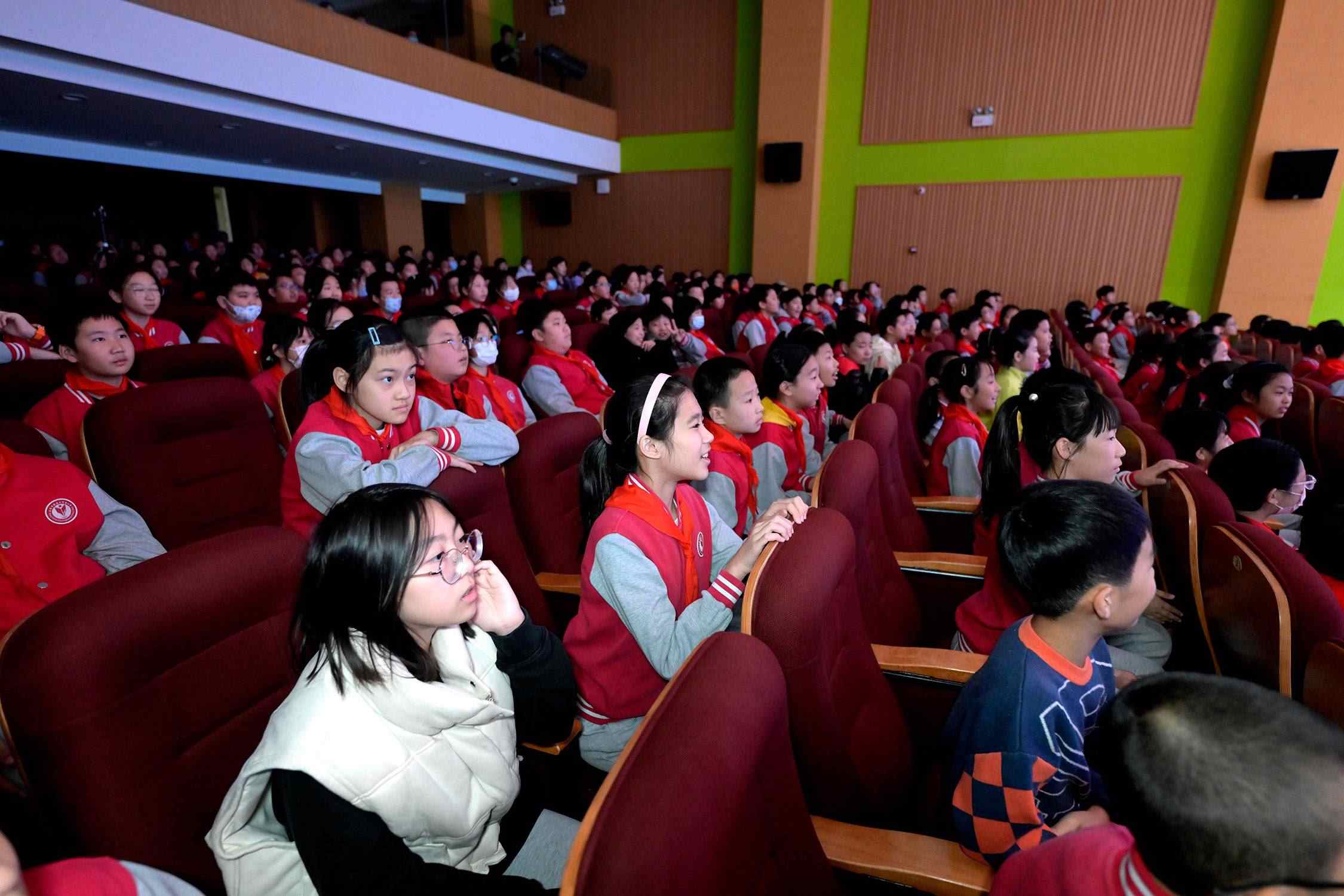 花校區(qū)學(xué)生現(xiàn)場歡呼照片。主辦方供圖