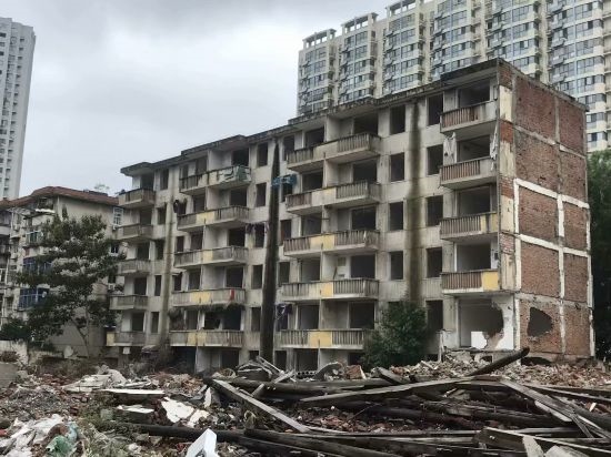 圖為拆遷中的合肥儀表廠宿舍。 合肥市蕪湖路街道 提供